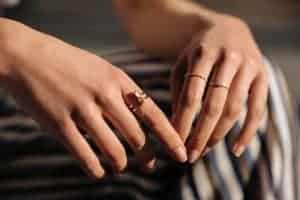 ý nghĩa ngón tay đeo nhẫn của nữ