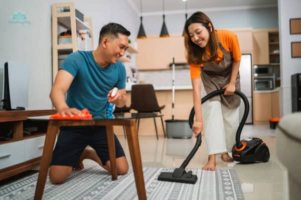 vo-chong-don-dep-nha-cua mẹo phong thủy giúp vợ chồng tâm đầu ý hợp 1